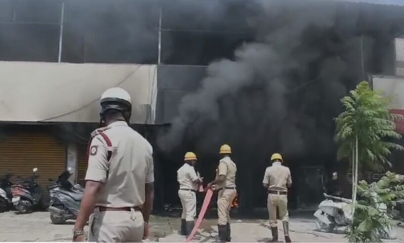 ಕಲಬುರಗಿ | ಓಲಾ ಎಲೆಕ್ಟ್ರಿಕ್ ಬೈಕ್ ಶೋರೂಂನಲ್ಲಿ ಬೆಂಕಿ ಅವಘಡ : ಅಪಾರ ಹಾನಿ