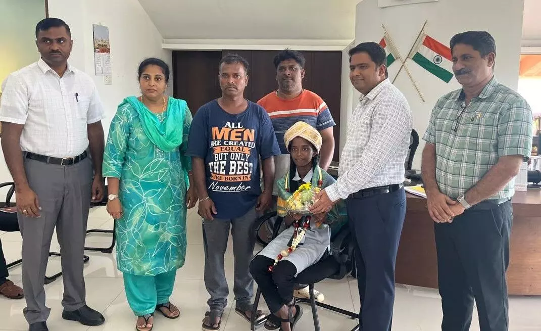 ಮಂಗಳೂರು: ತಾಯಿಯನ್ನು ರಕ್ಷಿಸಿದ ವಿದ್ಯಾರ್ಥಿನಿಗೆ ಜಿಲ್ಲಾಧಿಕಾರಿ ಸನ್ಮಾನ ಮಂಗಳೂರು: ತಾಯಿಯನ್ನು ರಕ್ಷಿಸಿದ ವಿದ್ಯಾರ್ಥಿನಿಗೆ ಜಿಲ್ಲಾಧಿಕಾರಿ ಸನ್ಮಾನ