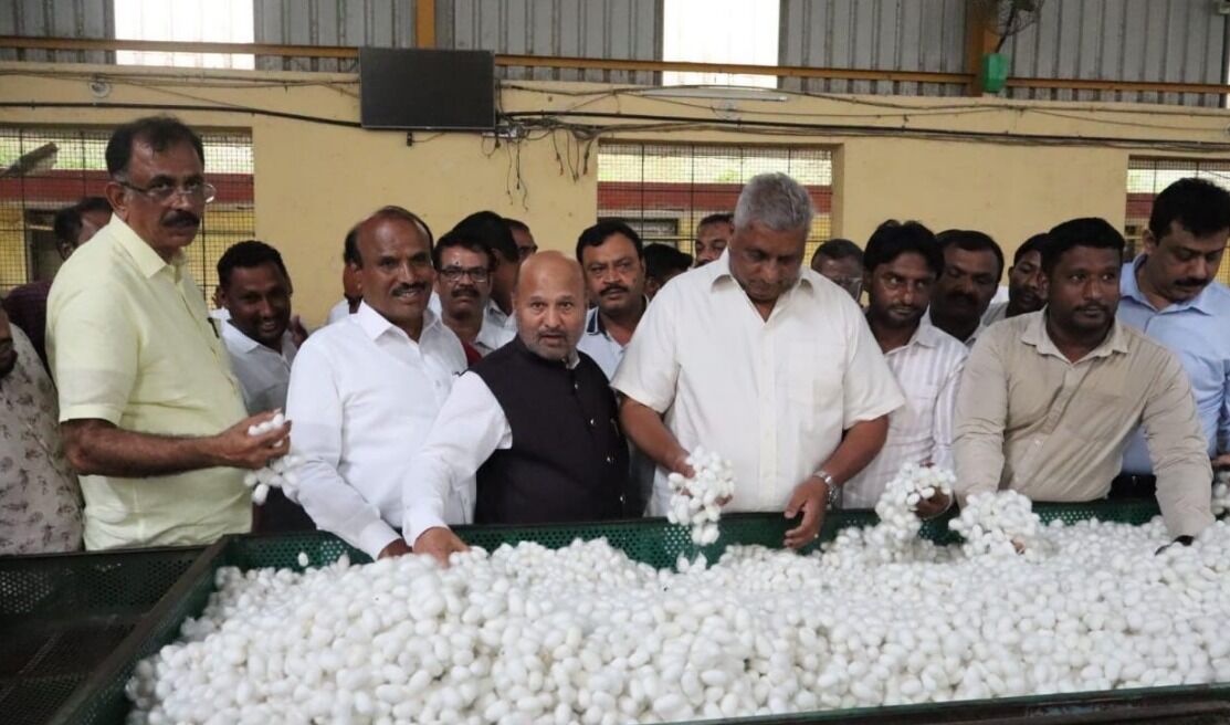 ರೇಷ್ಮೆ ಬೆಳೆಗಾರರ ಸಮಸ್ಯೆಗಳಿಗೆ ಶೀಘ್ರದಲ್ಲೇ ಪರಿಹಾರ: ಸಚಿವ ಕೆ.ವೆಂಕಟೇಶ್