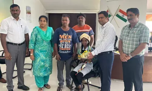 ಮಂಗಳೂರು: ತಾಯಿಯನ್ನು ರಕ್ಷಿಸಿದ ವಿದ್ಯಾರ್ಥಿನಿಗೆ ಜಿಲ್ಲಾಧಿಕಾರಿ ಸನ್ಮಾನ