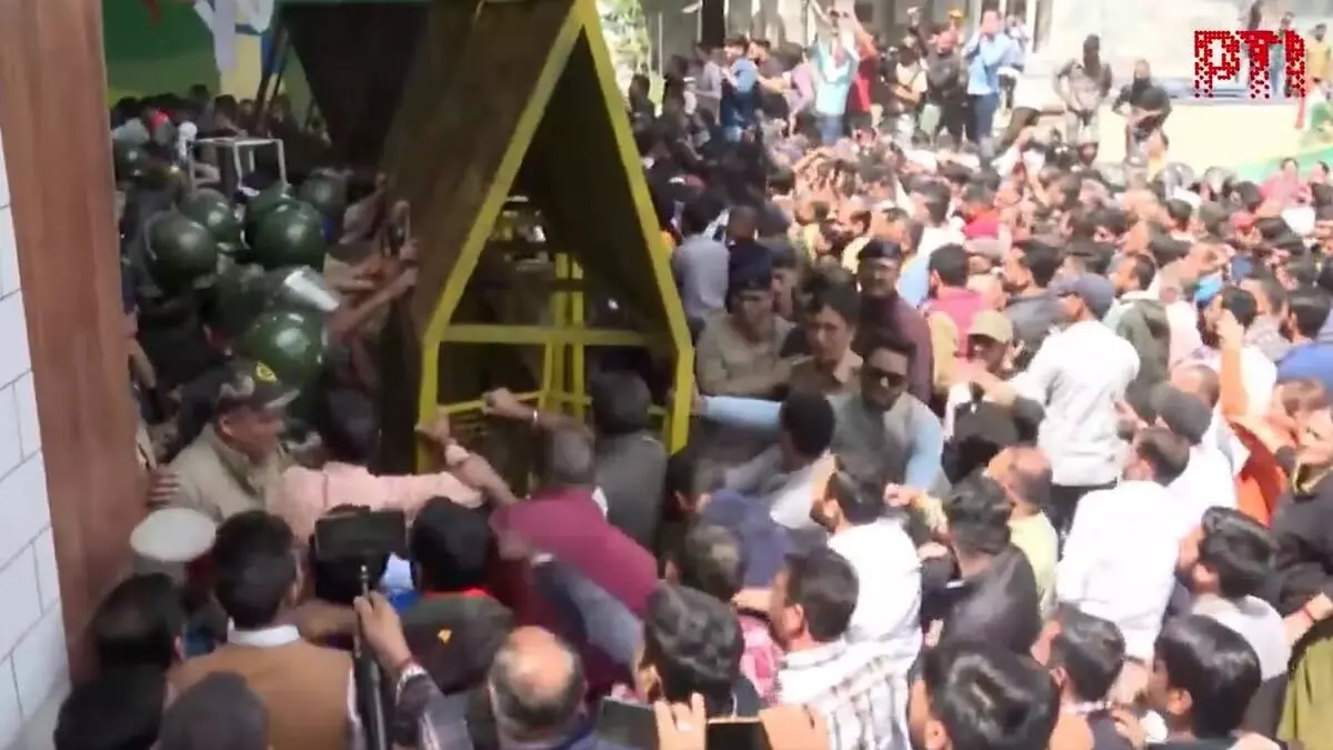 ಶಿಮ್ಲಾ ಮಸೀದಿ ವಿವಾದ: ಧಾಲಿ ಸುರಂಗ ಮಾರ್ಗದ ಬಳಿ ಪೊಲೀಸರೊಂದಿಗೆ ಸಂಘರ್ಷಕ್ಕಿಳಿದ ಪ್ರತಿಭಟನಾಕಾರರು ಶಿಮ್ಲಾ ಮಸೀದಿ ವಿವಾದ: ಧಾಲಿ ಸುರಂಗ ಮಾರ್ಗದ ಬಳಿ ಪೊಲೀಸರೊಂದಿಗೆ ಸಂಘರ್ಷಕ್ಕಿಳಿದ ಪ್ರತಿಭಟನಾಕಾರರು