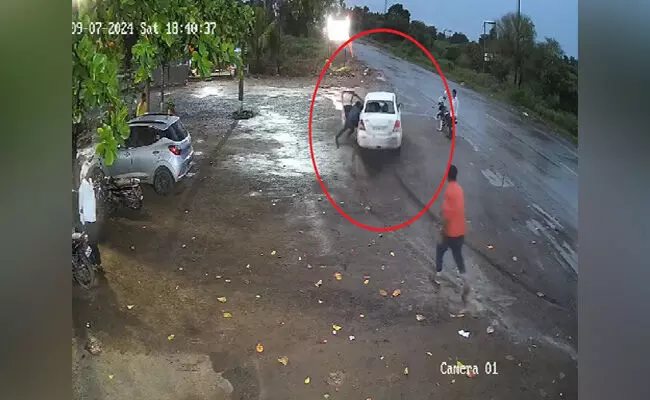 ಮಹಾರಾಷ್ಟ್ರ | ಬಿಲ್ ಮೊತ್ತ ಪಾವತಿಸುವಂತೆ ಕೇಳಿದ್ದಕ್ಕೆ ವೈಟರ್ ನನ್ನು ಅಪಹರಿಸಿ, ಹಲ್ಲೆ ನಡೆಸಿದ ರೌಡಿಗಳು! ಮಹಾರಾಷ್ಟ್ರ | ಬಿಲ್ ಮೊತ್ತ ಪಾವತಿಸುವಂತೆ ಕೇಳಿದ್ದಕ್ಕೆ ವೈಟರ್ ನನ್ನು ಅಪಹರಿಸಿ, ಹಲ್ಲೆ ನಡೆಸಿದ ರೌಡಿಗಳು!