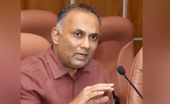 ಸಿಎಂ ರೇಸ್‍ನಲ್ಲಿ ಯಾರೂ ಇಲ್ಲ, ಸಿದ್ದರಾಮಯ್ಯನವರೇ ಮುಂದುವರಿಯುತ್ತಾರೆ : ದಿನೇಶ್ ಗುಂಡೂರಾವ್