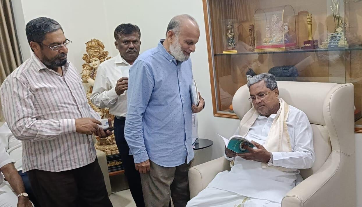 ಜಮಾಅತೆ ಇಸ್ಲಾಮಿ ಹಿಂದ್ ನಿಂದ ಸೀರತ್ ಅಭಿಯಾನ: ಸಿಎಂ ಸಿದ್ದರಾಮಯ್ಯರಿಗೆ ಮುಹಮ್ಮದ್ (ಸ) ಕೃತಿ ಕೊಡುಗೆ