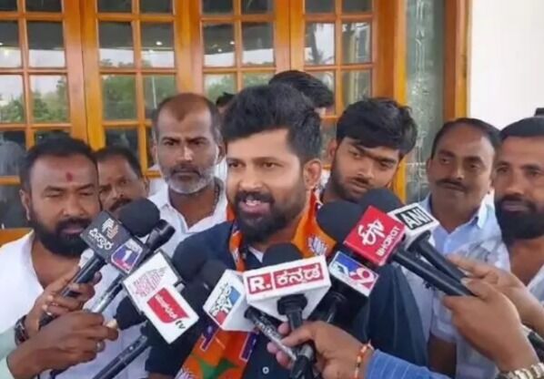 ಹಿಂದೂಗಳು ತಲ್ವಾರ್ ಹಿಡಿಯಬೇಕಾಗುತ್ತದೆ : ಮಾಜಿ ಸಂಸದ ಪ್ರತಾಪ್ ಸಿಂಹ ವಿವಾದಾತ್ಮಕ ಹೇಳಿಕೆ