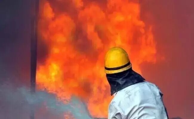 ಬೆಂಗಳೂರು | ಸಿಲಿಂಡರ್ ಬದಲಿಸುವಾಗ ಅಗ್ನಿ ಅವಘಡ : ಆಟೋ, ದ್ವಿಚಕ್ರ ವಾಹನ ಭಸ್ಮ