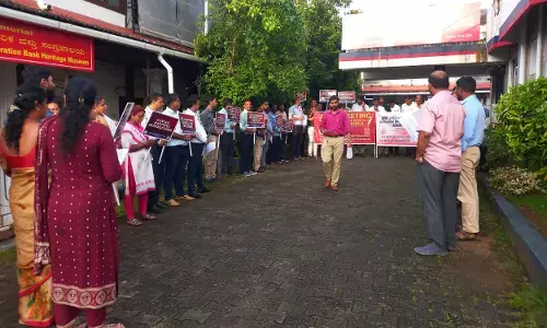 ಉಡುಪಿ: ಯೂನಿಯನ್ ಬ್ಯಾಂಕ್ ಸಿಬ್ಬಂದಿಗಳಿಂದ ಪ್ರತಿಭಟನೆ