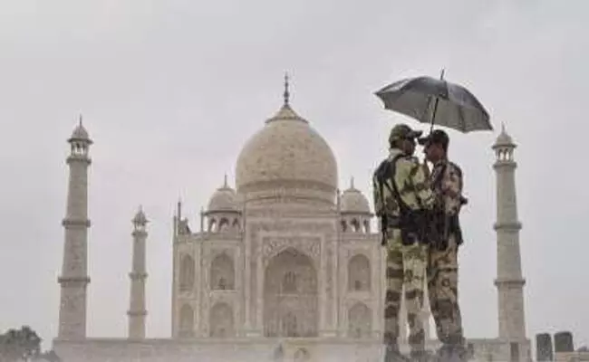 ಆಗ್ರಾ | ನಿರಂತರ ಮಳೆಯಿಂದಾಗಿ ಸೋರುತ್ತಿರುವ ತಾಜ್‌ಮಹಲ್‌