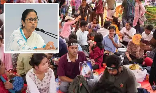 ಧರಣಿ ನಿರತರ ವೈದ್ಯರ ಎದುರು ಹಾಜರಾದ ಮಮತಾ | ಧರಣಿ ನಿಲ್ಲಿಸಿ ಕೆಲಸಕ್ಕೆ ಹಾಜರಾಗುವಂತೆ ಒತ್ತಾಯ