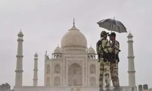 ಆಗ್ರಾ | ನಿರಂತರ ಮಳೆಯಿಂದಾಗಿ ಸೋರುತ್ತಿರುವ ತಾಜ್‌ಮಹಲ್‌
