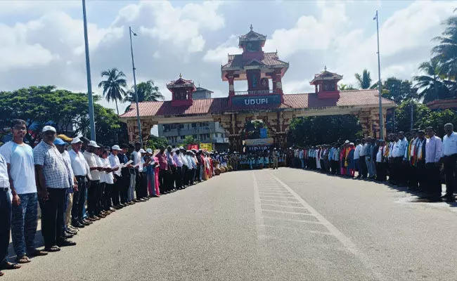 ಅಂತಾರಾಷ್ಟ್ರೀಯ ಪ್ರಜಾಪ್ರಭುತ್ವ ದಿನಾಚರಣೆ | ಉಡುಪಿಯಲ್ಲಿ ಬೃಹತ್ ಮಾನವ ಸರಪಳಿ ಅಂತಾರಾಷ್ಟ್ರೀಯ ಪ್ರಜಾಪ್ರಭುತ್ವ ದಿನಾಚರಣೆ | ಉಡುಪಿಯಲ್ಲಿ ಬೃಹತ್ ಮಾನವ ಸರಪಳಿ