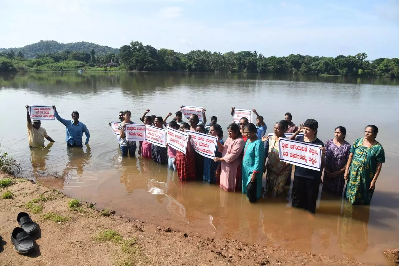 ಮರಳು ಮಾಫಿಯಾ ಖಂಡಿಸಿ ಪಾವೂರು ಉಳಿಯ ದ್ವೀಪದ ನಿವಾಸಿಗಳಿಂದ ವಿಶಿಷ್ಟ ರೀತಿಯಲ್ಲಿ ಮಾನವ ಸರಪಳಿ ಮರಳು ಮಾಫಿಯಾ ಖಂಡಿಸಿ ಪಾವೂರು ಉಳಿಯ ದ್ವೀಪದ ನಿವಾಸಿಗಳಿಂದ ವಿಶಿಷ್ಟ ರೀತಿಯಲ್ಲಿ ಮಾನವ ಸರಪಳಿ