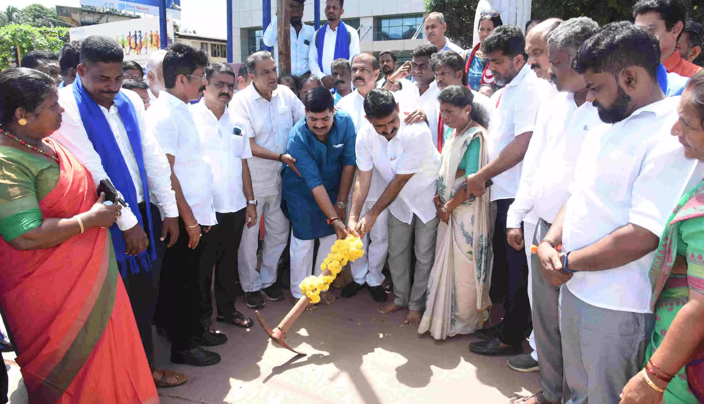 ಮಂಗಳೂರು: ಅಂಬೇಡ್ಕರ್ ವೃತ್ತ ನಿರ್ಮಾಣ ಕಾಮಗಾರಿಗೆ ಚಾಲನೆ ಮಂಗಳೂರು: ಅಂಬೇಡ್ಕರ್ ವೃತ್ತ ನಿರ್ಮಾಣ ಕಾಮಗಾರಿಗೆ ಚಾಲನೆ