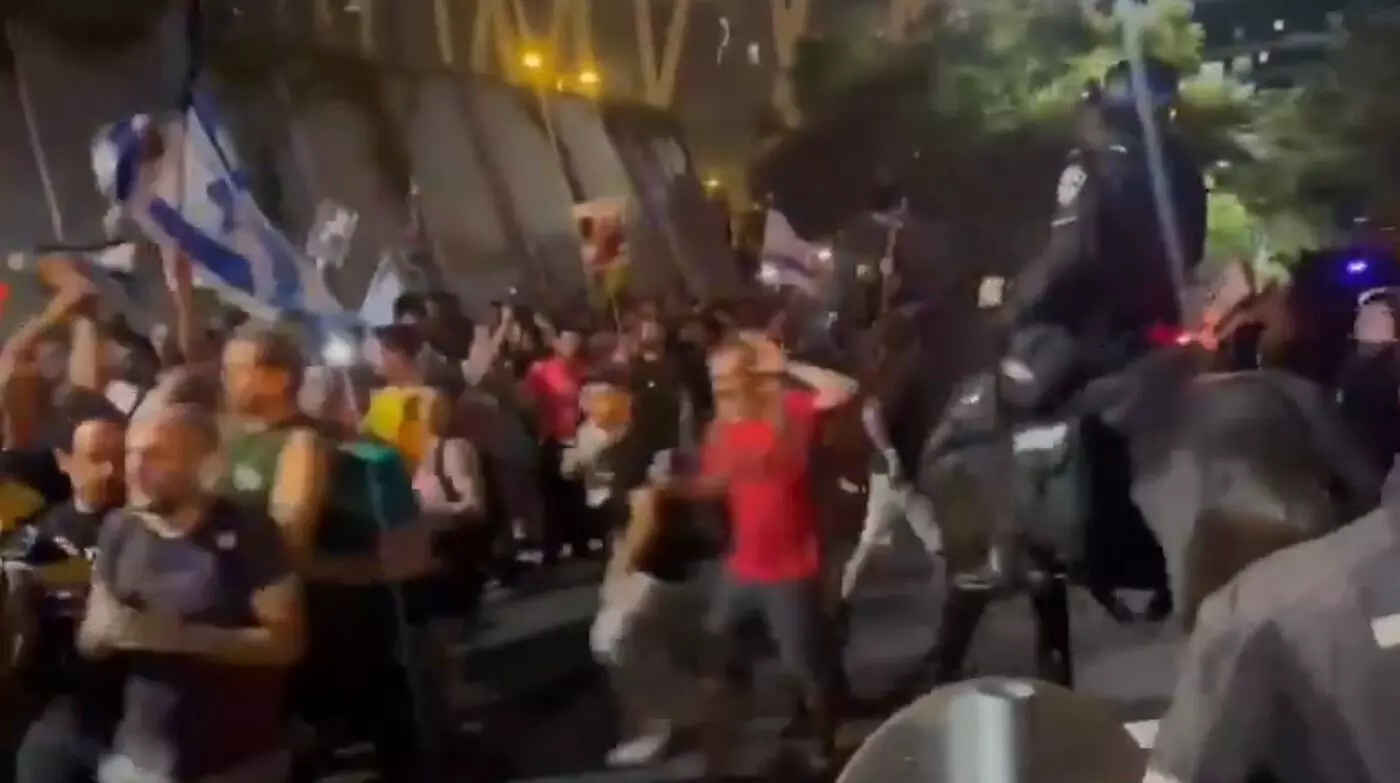 ಗಾಝಾ ಒಪ್ಪಂದಕ್ಕೆ ಆಗ್ರಹಿಸಿ ಇಸ್ರೇಲ್‍ನಲ್ಲಿ ಬೃಹತ್ ಪ್ರತಿಭಟನೆ