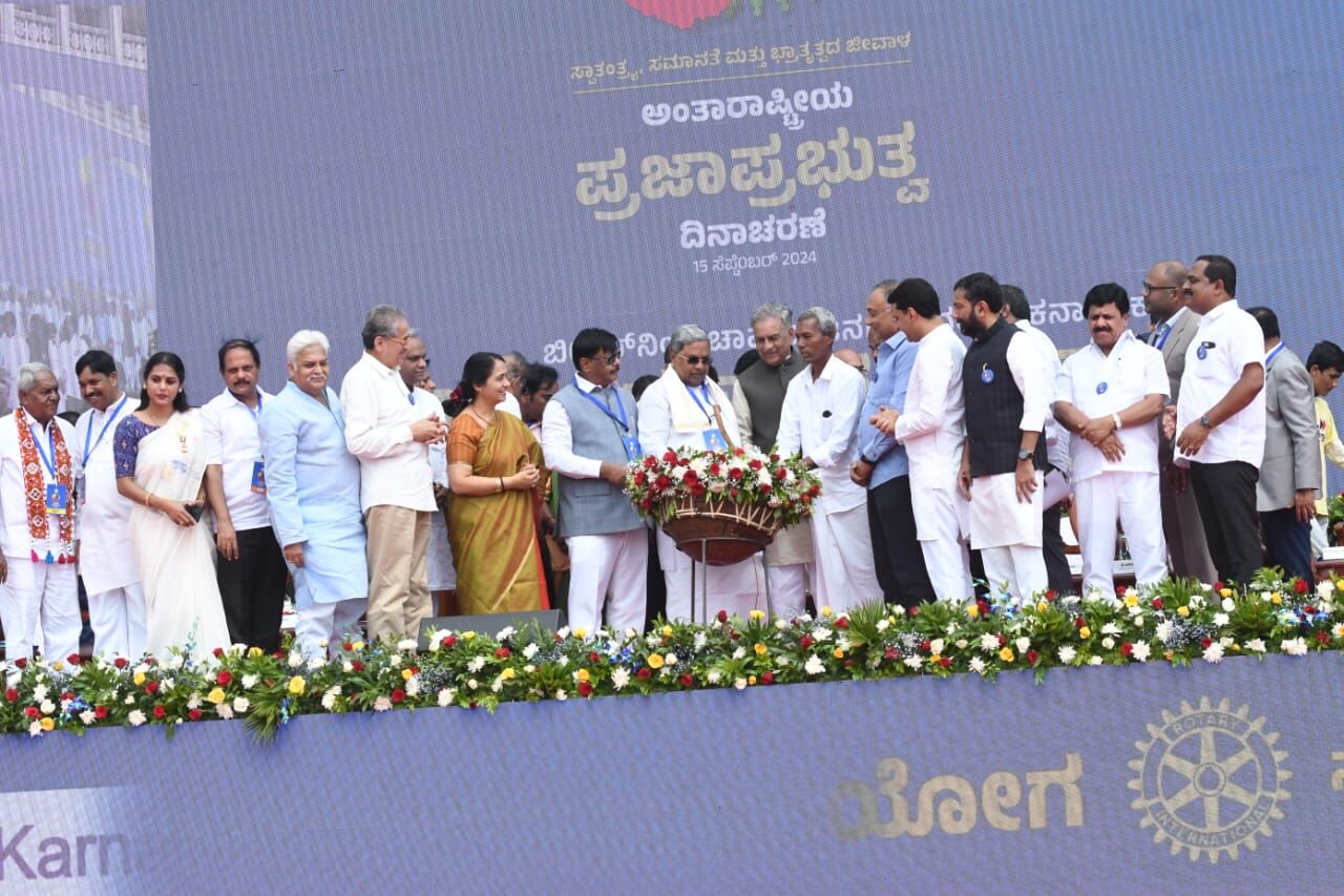 ಅಂತರರಾಷ್ಟ್ರೀಯ ಪ್ರಜಾಪ್ರಭುತ್ವ ದಿನಾಚರಣೆ | ಸಿಎಂ ಸೇರಿ ಗಣ್ಯರಿದ್ದ ವೇದಿಕೆಗೆ ದಿಢೀರ್ ಜಿಗಿದು ಬಂದ ಯುವಕನ ಬಂಧನ