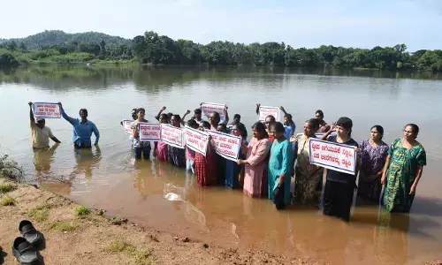 ಮರಳು ಮಾಫಿಯಾ ಖಂಡಿಸಿ ಪಾವೂರು ಉಳಿಯ ದ್ವೀಪದ ನಿವಾಸಿಗಳಿಂದ ವಿಶಿಷ್ಟ ರೀತಿಯಲ್ಲಿ ಮಾನವ ಸರಪಳಿ