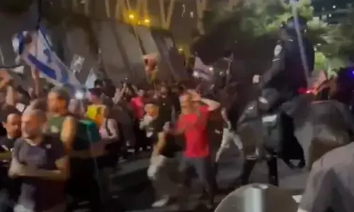 ಗಾಝಾ ಒಪ್ಪಂದಕ್ಕೆ ಆಗ್ರಹಿಸಿ ಇಸ್ರೇಲ್‍ನಲ್ಲಿ ಬೃಹತ್ ಪ್ರತಿಭಟನೆ