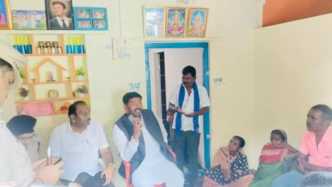 ವಿಠಲಾಪುರ: ಕೊಲೆಯಾದ ಮರಿಯಮ್ಮರ ಮನೆಗೆ ಜಿಲ್ಲಾ ಉಸ್ತುವಾರಿ ಸಚಿವ, ಸಂಸದ ಭೇಟಿ