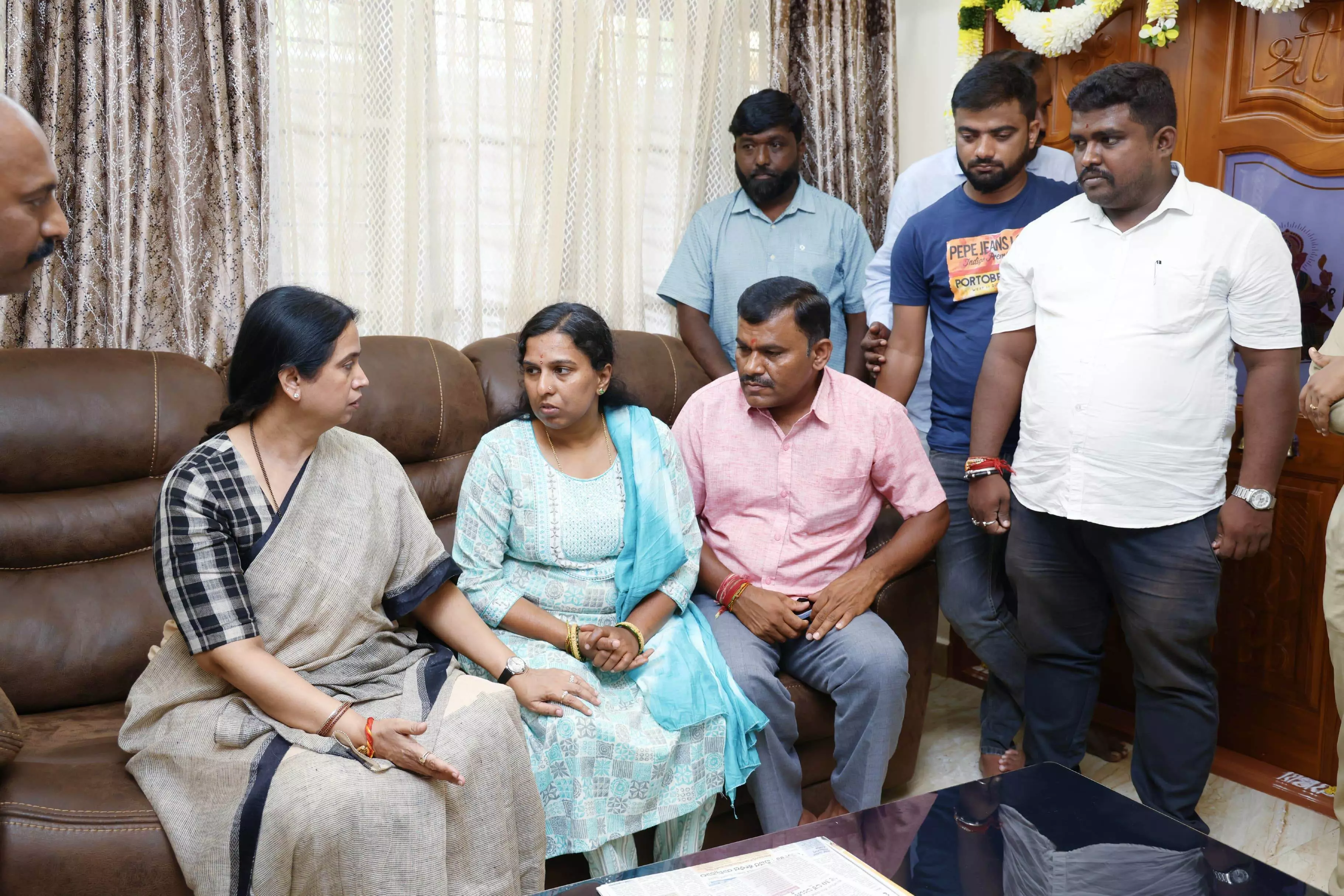 ಗುತ್ತಿಗೆದಾರ ಚಲುವರಾಜು ಮನೆಗೆ ಸಚಿವೆ ಲಕ್ಷ್ಮೀ ಹೆಬ್ಬಾಳ್ಕರ್ ಭೇಟಿ; ಸರಕಾರದಿಂದ ಸೂಕ್ತ ರಕ್ಷಣೆಯ ಭರವಸೆ