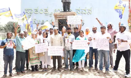 ಬೆಂಗಳೂರು: ಶಾಸಕ ಮುನಿರತ್ನ ರಾಜೀನಾಮೆಗೆ ಆಗ್ರಹಿಸಿ ಎಎಪಿ ಧರಣಿ