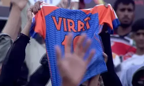 ಪಾಕಿಸ್ತಾನದಲ್ಲಿ ಚಾಂಪಿಯನ್ಸ್ ಒನ್ ಡೇ ಕಪ್ ವೇಳೆ ವಿರಾಟ್ ಕೊಹ್ಲಿ ಜೆರ್ಸಿ ಪ್ರದರ್ಶಿಸಿದ ಅಭಿಮಾನಿ!