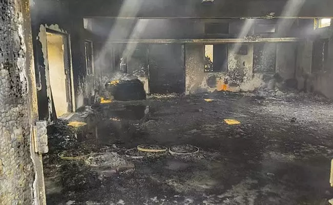 ಉತ್ತರಪ್ರದೇಶ: ಪಟಾಕಿ ಕಾರ್ಖಾನೆಯಲ್ಲಿ ಸ್ಫೋಟ; ನಾಲ್ವರು ಮೃತ್ಯು ಉತ್ತರಪ್ರದೇಶ: ಪಟಾಕಿ ಕಾರ್ಖಾನೆಯಲ್ಲಿ ಸ್ಫೋಟ; ನಾಲ್ವರು ಮೃತ್ಯು