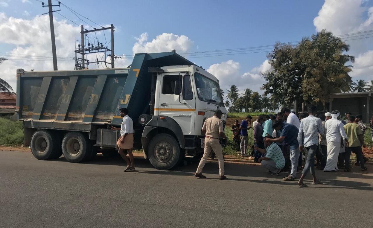 ಚಾಮರಾಜನಗರ | ಬೈಕ್​ಗೆ ಟಿಪ್ಪರ್​ಗೆ ಢಿಕ್ಕಿ : ಮಗು ಸಹಿತ ದಂಪತಿ ಮೃತ್ಯು