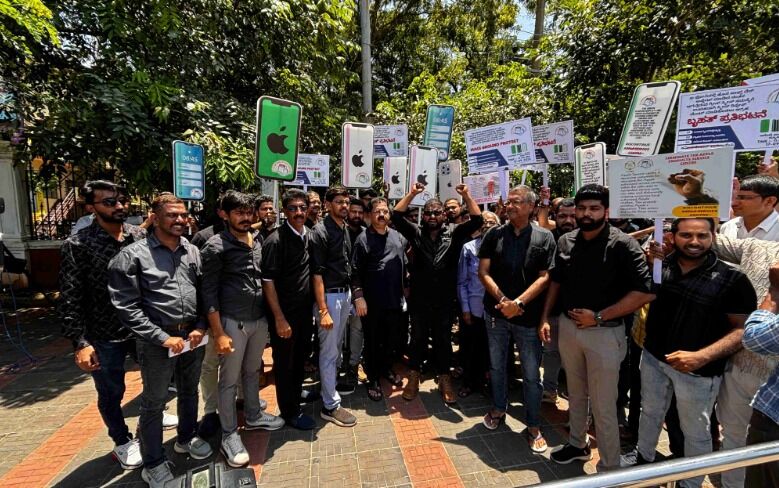ಮಂಗಳೂರು | ಆ್ಯಪಲ್ ಐಫೋನ್‌ನಿಂದ ಗ್ರಾಹಕರಿಗೆ ಸಮಸ್ಯೆ : ಮೊಬೈಲ್ ರಿಟೇಲರ್ಸ್‌ರಿಂದ ಪ್ರತಿಭಟನೆ