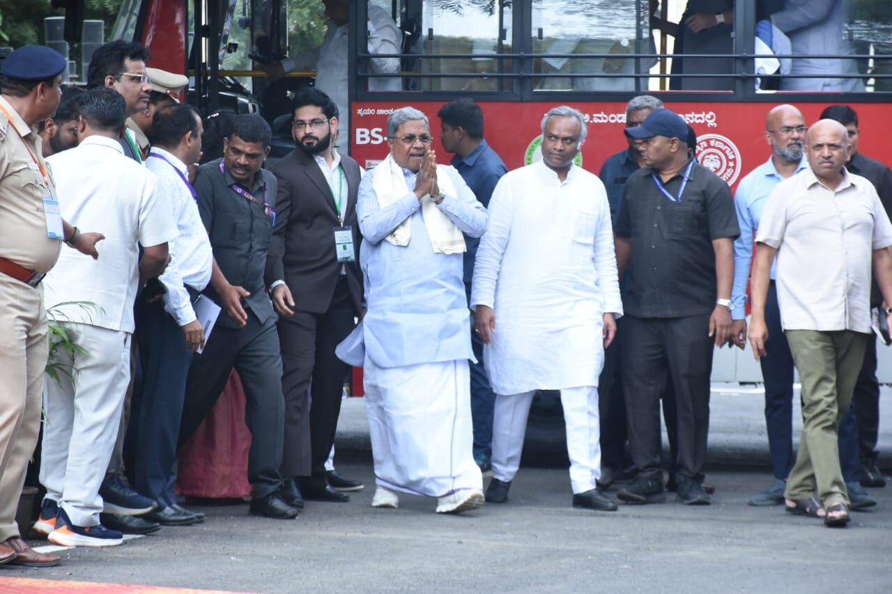 ಸಿಎಂ ಜೊತೆ ಸಂಪುಟ ಸಭೆಗೆ ಸಾರಿಗೆ ಬಸ್‍ನಲ್ಲಿ ಆಗಮಿಸಿದ ಸಚಿವರು