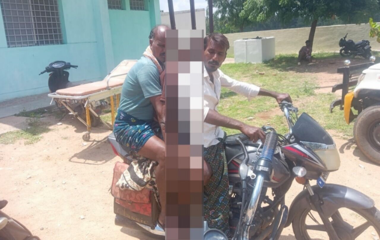 ಪಾವಗಡ | ಆಂಬುಲೆನ್ಸ್ ಸಿಗದೆ ವೃದ್ದನ ಮೃತದೇಹವನ್ನು ಬೈಕ್‌ನಲ್ಲಿಯೇ ಕೊಂಡೊಯ್ದ ಮಕ್ಕಳು!