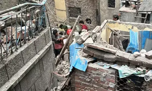 ದಿಲ್ಲಿಯ ಕರೋಲ್ ಭಾಗ್ ನಲ್ಲಿ ಮನೆ ಕುಸಿತ: ಹಲವರು ಸಿಲುಕಿರುವ ಶಂಕೆ, 12 ಮಂದಿಯ ರಕ್ಷಣೆ