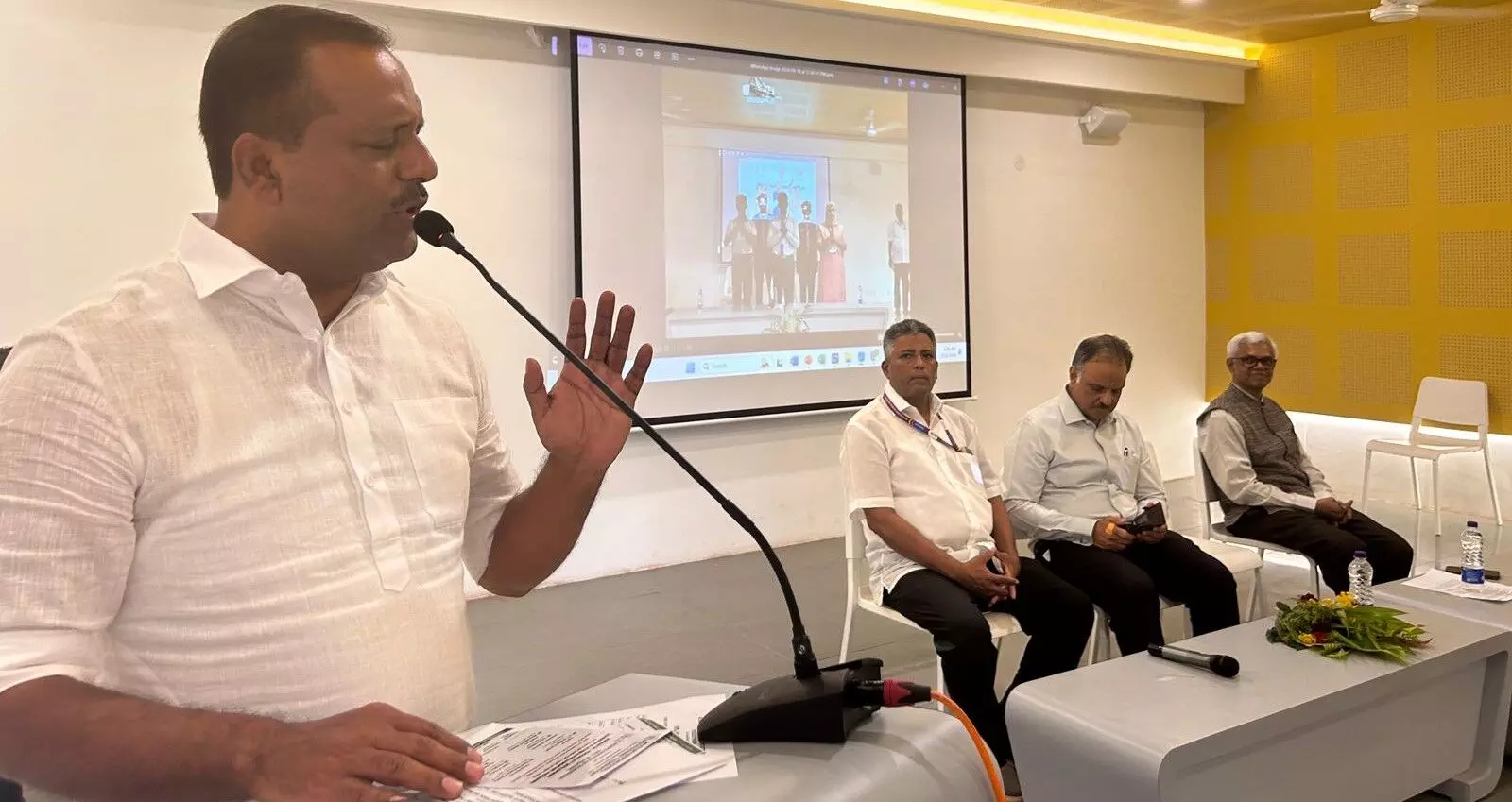 ತರಬೇತಿ ಮತ್ತು ಪರಿಶ್ರಮ ನಾಯಕತ್ವ ಬೆಳೆಸಲು ಸಹಕಾರಿ: ಸ್ಪೀಕರ್ ಯು.ಟಿ. ಖಾದರ್ ತರಬೇತಿ ಮತ್ತು ಪರಿಶ್ರಮ ನಾಯಕತ್ವ ಬೆಳೆಸಲು ಸಹಕಾರಿ: ಸ್ಪೀಕರ್ ಯು.ಟಿ. ಖಾದರ್