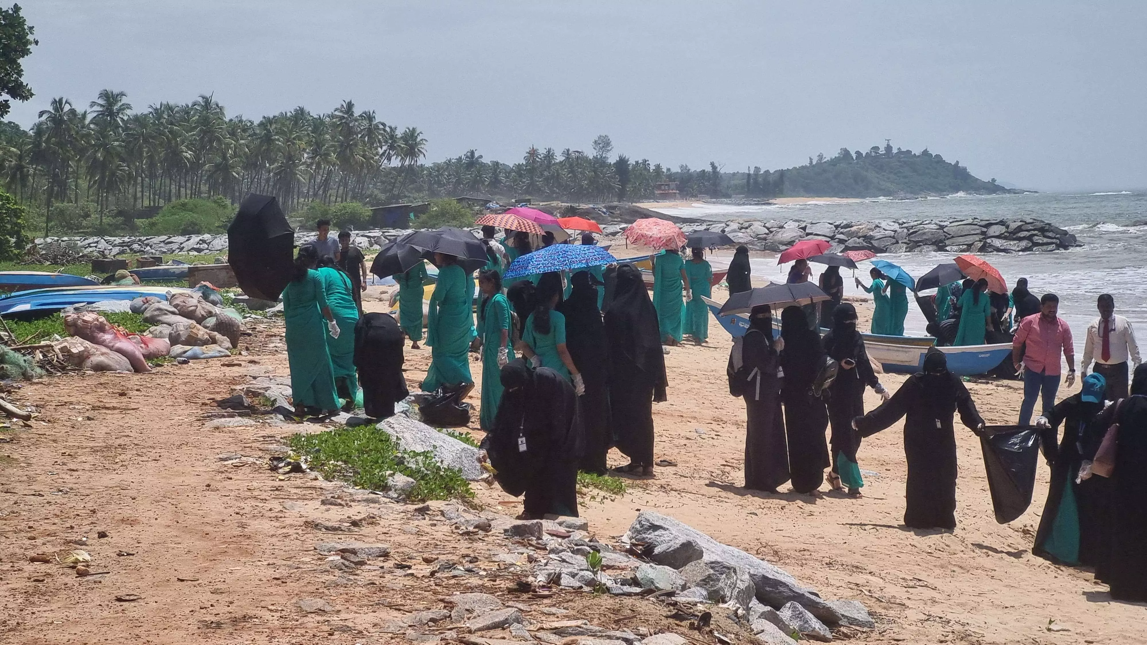 ಬೀಚ್ ಸ್ವಚ್ಛತಾ ಅಭಿಯಾನ: ಅಂಜುಮನ್ ಬಿಎಡ್ ವಿದ್ಯಾರ್ಥಿಗಳಿಂದ ಸ್ವಚ್ಚತಾ ಕಾರ್ಯಕ್ರಮ ಬೀಚ್ ಸ್ವಚ್ಛತಾ ಅಭಿಯಾನ: ಅಂಜುಮನ್ ಬಿಎಡ್ ವಿದ್ಯಾರ್ಥಿಗಳಿಂದ ಸ್ವಚ್ಚತಾ ಕಾರ್ಯಕ್ರಮ