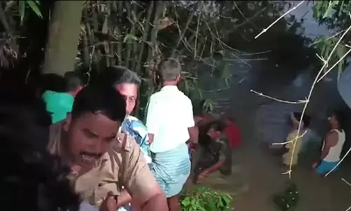 ಪಶ್ಚಿಮಬಂಗಾಳ: ಪ್ರವಾಹ ಪರಿಶೀಲನೆ ವೇಳೆ ಟಿಎಂಸಿ ಸಂಸದರು, ಶಾಸಕರಿದ್ದ ದೋಣಿ ಪಲ್ಟಿ