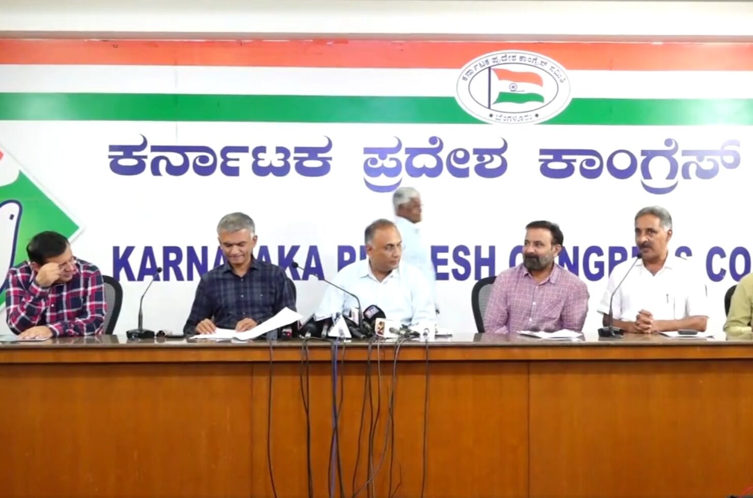 ಕುಮಾರಸ್ವಾಮಿ-ಯಡಿಯೂರಪ್ಪ ವಿರುದ್ಧ ಭೂ ಕಬಳಿಕೆ ಆರೋಪ | ಕೆಪಿಸಿಸಿ ಕಚೇರಿಯಲ್ಲಿ ದಾಖಲೆಗಳನ್ನು ಬಿಡುಗಡೆ ಮಾಡಿದ ಸಚಿವ ಕೃಷ್ಣ ಬೈರೇಗೌಡ
