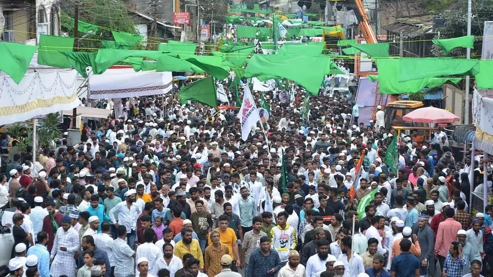 ಮಹಾರಾಷ್ಟ್ರ: ಈದ್ ಮಿಲಾದ್ ಮೆರವಣಿಗೆ ವೇಳೆ ಘರ್ಷಣೆ ಮಹಾರಾಷ್ಟ್ರ: ಈದ್ ಮಿಲಾದ್ ಮೆರವಣಿಗೆ ವೇಳೆ ಘರ್ಷಣೆ