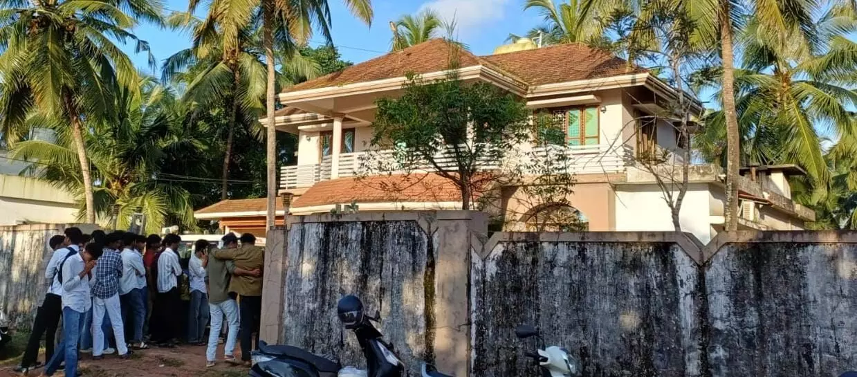 ಕಾಸರಗೋಡು: ಮನೆಗೆ ಪೊಲೀಸ್ ತಂಡ ದಾಳಿ; ಮಾದಕ ವಸ್ತು ವಶಕ್ಕೆ ಕಾಸರಗೋಡು: ಮನೆಗೆ ಪೊಲೀಸ್ ತಂಡ ದಾಳಿ; ಮಾದಕ ವಸ್ತು ವಶಕ್ಕೆ