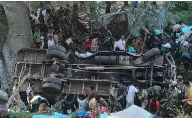 ಜಮ್ಮುಕಾಶ್ಮೀರ:ಕಂದಕಕ್ಕುರುಳಿದ ಬಸ್, ಮೂವರು ಬಿಎಸ್‌ಎಫ್ ಸಿಬ್ಬಂದಿಗಳ ಮೃತ್ಯು