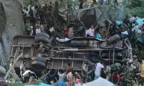 ಜಮ್ಮುಕಾಶ್ಮೀರ:ಕಂದಕಕ್ಕುರುಳಿದ ಬಸ್, ಮೂವರು ಬಿಎಸ್‌ಎಫ್ ಸಿಬ್ಬಂದಿಗಳ ಮೃತ್ಯು