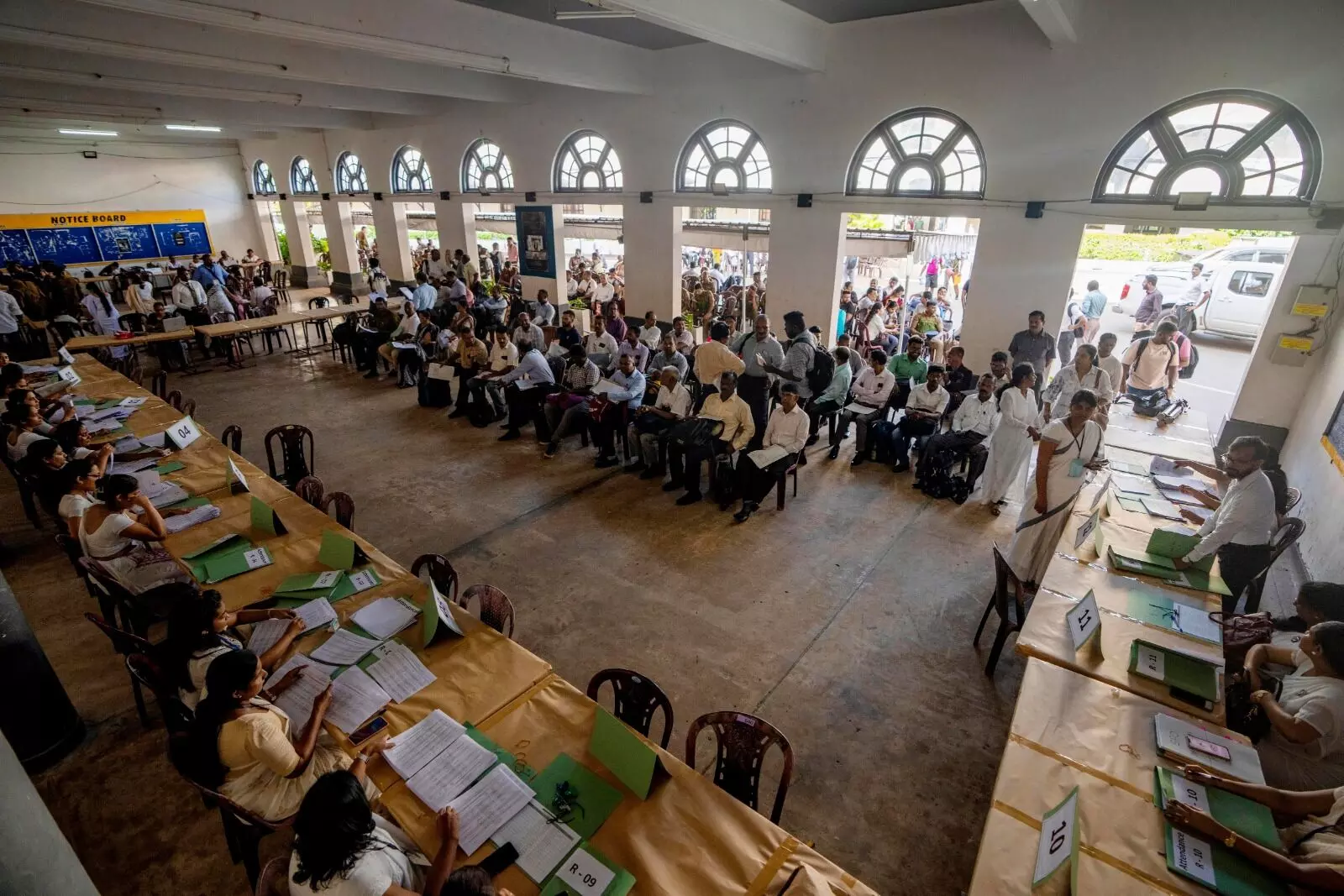 ಶ್ರೀಲಂಕಾ ಅಧ್ಯಕ್ಷೀಯ ಚುನಾವಣೆ: ಬಿರುಸಿನ ಮತದಾನ