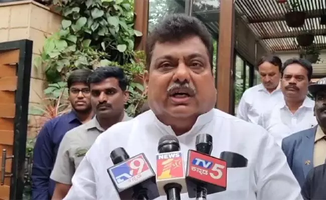 ತಿರುಪತಿ ಲಡ್ಡು ವಿಚಾರ ತನಿಖೆಯಾಗಲಿ: ಸಚಿವ ಎಂ. ಬಿ ಪಾಟೀಲ್ ತಿರುಪತಿ ಲಡ್ಡು ವಿಚಾರ ತನಿಖೆಯಾಗಲಿ: ಸಚಿವ ಎಂ. ಬಿ ಪಾಟೀಲ್