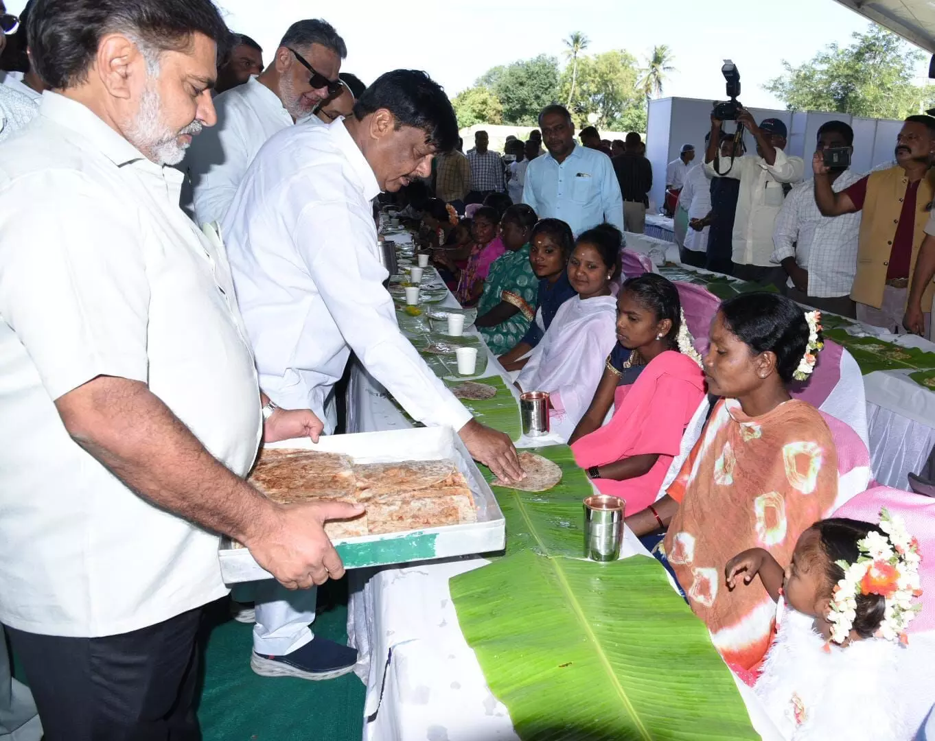 ಮೈಸೂರು ದಸರಾ| ಮಾವುತರು ಮತ್ತು ಕಾವಾಡಿಗರ ಕುಟುಂಬದವರ ಜೊತೆ ಕುಳಿತು ಊಟ ಸವಿದ ಸಚಿವ ಡಾ.ಎಚ್.ಸಿ.ಮಹದೇವಪ್ಪ ಮೈಸೂರು ದಸರಾ| ಮಾವುತರು ಮತ್ತು ಕಾವಾಡಿಗರ ಕುಟುಂಬದವರ ಜೊತೆ ಕುಳಿತು ಊಟ ಸವಿದ ಸಚಿವ ಡಾ.ಎಚ್.ಸಿ.ಮಹದೇವಪ್ಪ