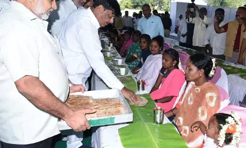 ಮೈಸೂರು ದಸರಾ| ಮಾವುತರು ಮತ್ತು ಕಾವಾಡಿಗರ ಕುಟುಂಬದವರ ಜೊತೆ ಕುಳಿತು ಊಟ ಸವಿದ ಸಚಿವ ಡಾ.ಎಚ್.ಸಿ.ಮಹದೇವಪ್ಪ