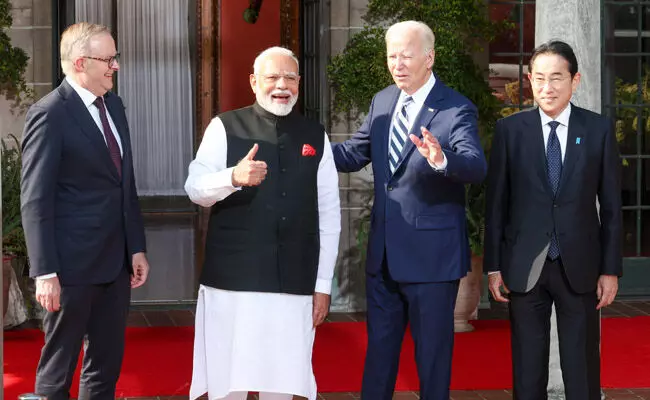 ಕ್ವಾಡ್ ಅಸ್ತಿತ್ವ: ಮೋದಿ ಭುಜದ ಮೇಲೆ ಕೈ ಇರಿಸಿ ಬೈಡನ್ ಹೇಳಿದ್ದೇನು? ಕ್ವಾಡ್ ಅಸ್ತಿತ್ವ: ಮೋದಿ ಭುಜದ ಮೇಲೆ ಕೈ ಇರಿಸಿ ಬೈಡನ್ ಹೇಳಿದ್ದೇನು?