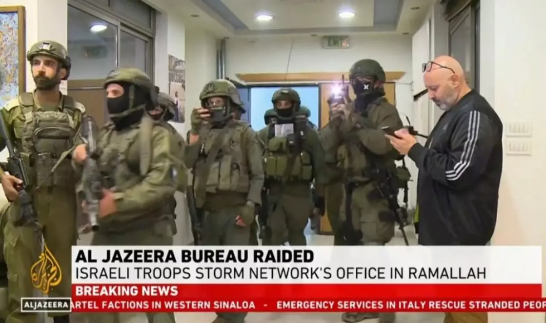 ವೆಸ್ಟ್ ಬ್ಯಾಂಕ್: Al Jazeera ಮಾಧ್ಯಮ ಕಚೇರಿ ಮೇಲೆ ಇಸ್ರೇಲ್ ಮಿಲಿಟರಿಯಿಂದ ದಾಳಿ; ಪ್ರಸಾರ ಸ್ಥಗಿತಕ್ಕೆ ಆದೇಶ ವೆಸ್ಟ್ ಬ್ಯಾಂಕ್: Al Jazeera ಮಾಧ್ಯಮ ಕಚೇರಿ ಮೇಲೆ ಇಸ್ರೇಲ್ ಮಿಲಿಟರಿಯಿಂದ ದಾಳಿ; ಪ್ರಸಾರ ಸ್ಥಗಿತಕ್ಕೆ ಆದೇಶ
