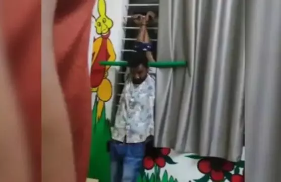 ಮಧ್ಯಪ್ರದೇಶ: ಠಾಣೆಯ ಕಿಟಕಿಗೆ ಕಟ್ಟಿಹಾಕಿ ಟೀ ವ್ಯಾಪಾರಿಗೆ ಥಳಿತ; ಸಬ್ ಇನ್ಸ್ ಪೆಕ್ಟರ್ ಅಮಾನತು ಮಧ್ಯಪ್ರದೇಶ: ಠಾಣೆಯ ಕಿಟಕಿಗೆ ಕಟ್ಟಿಹಾಕಿ ಟೀ ವ್ಯಾಪಾರಿಗೆ ಥಳಿತ; ಸಬ್ ಇನ್ಸ್ ಪೆಕ್ಟರ್ ಅಮಾನತು