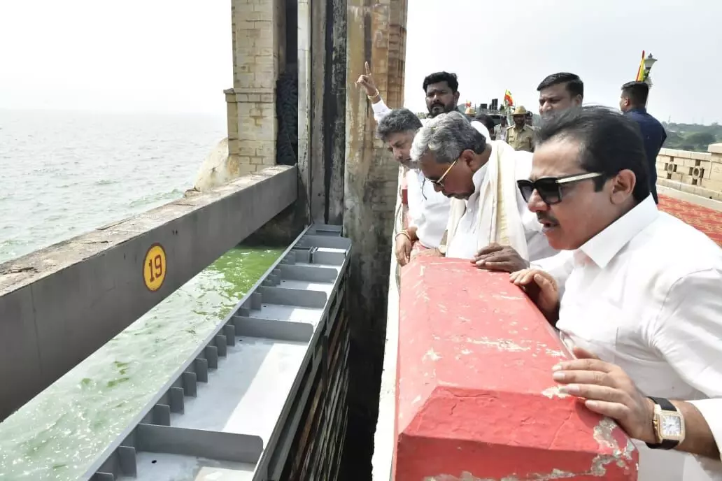 ತುಂಗಭದ್ರಾ ಅಣೆಕಟ್ಟೆಗೆ ಸಿಎಂ ಸಿದ್ದರಾಮಯ್ಯ ಬಾಗಿನ ಅರ್ಪಣೆ