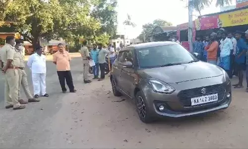 ಕೊಳ್ಳೇಗಾಲ: ನಿಲ್ಲಿಸಿದ್ದ ಕಾರಿನಲ್ಲಿ ಕೊಳೆತ ಸ್ಥಿತಿಯಲ್ಲಿ ಅಪರಿಚಿತ ವ್ಯಕ್ತಿಯ ಮೃತದೇಹ ಪತ್ತೆ