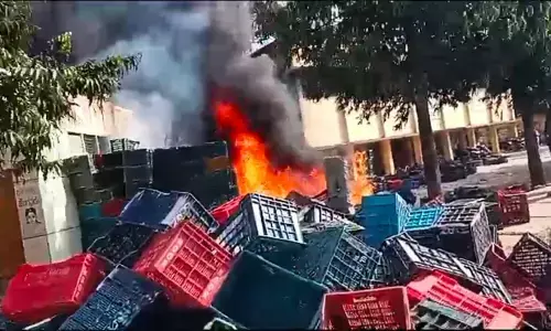 ಕೋಲಾರ| ಎಪಿಎಂಸಿ ಮಾರುಕಟ್ಟೆಯಲ್ಲಿ ಬೆಂಕಿ ಅವಘಡ; ಸಾವಿರಾರು ಟೊಮೆಟೊ ಬಾಕ್ಸ್‌ಗಳು ಬೆಂಕಿಗಾಹುತಿ