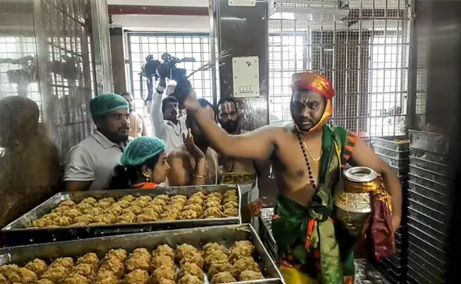 ತಿರುಪತಿ ದೇವಸ್ಥಾನದಲ್ಲಿ ಪಾವಿತ್ರ್ಯ ಮರುಸ್ಥಾಪನೆಗೆ ಧಾರ್ಮಿಕ ವಿಧಿವಿಧಾನ ತಿರುಪತಿ ದೇವಸ್ಥಾನದಲ್ಲಿ ಪಾವಿತ್ರ್ಯ ಮರುಸ್ಥಾಪನೆಗೆ ಧಾರ್ಮಿಕ ವಿಧಿವಿಧಾನ